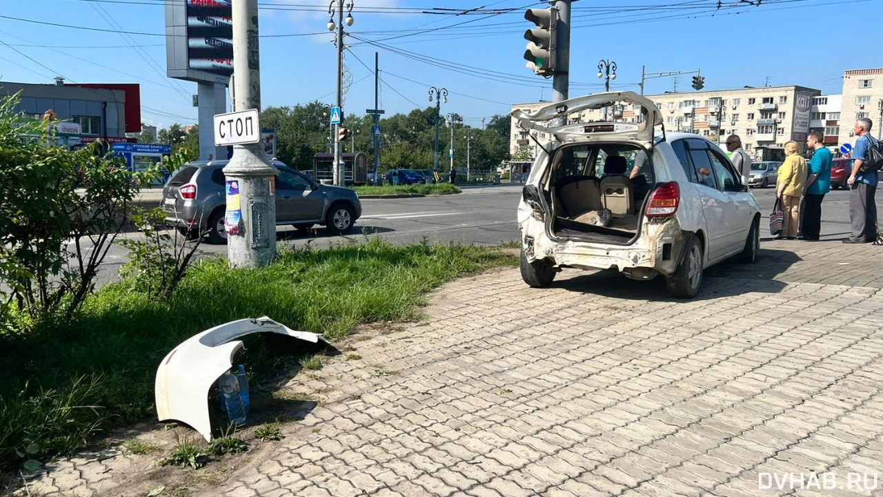 Эффект боулинга: Camry едва не вытолкнула Spacio на «зебру» с людьми (ФОТО)  — Новости Хабаровска