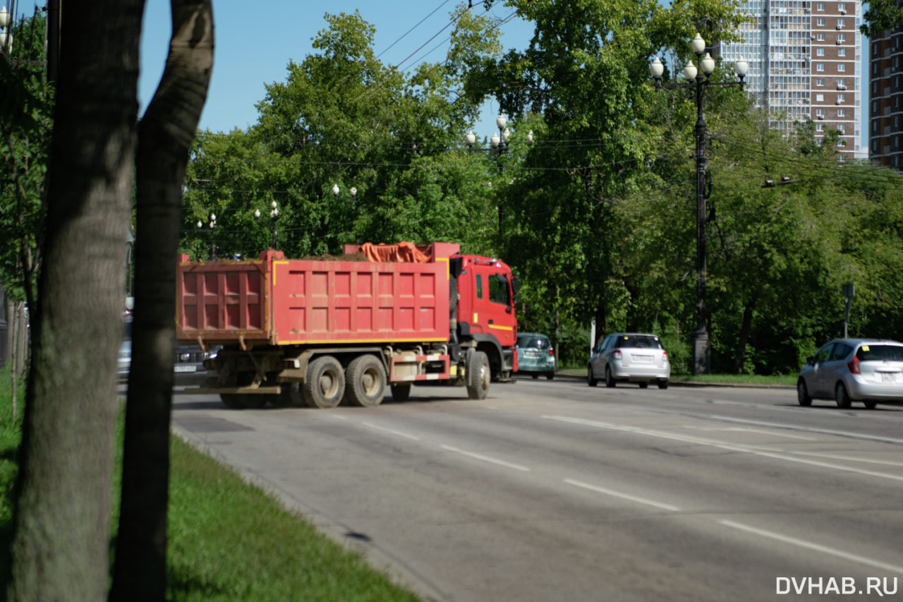 Самосвалы развозят грязь со стройки по Карла Маркса (ФОТО) — Новости  Хабаровска