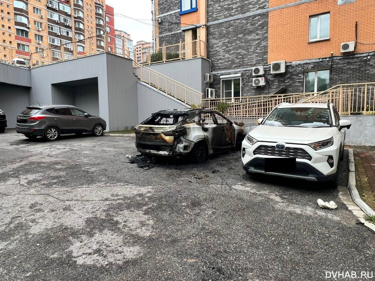 Lexus RX сжег неизвестный во дворе дома на Уссурийском бульваре (ФОТО) —  Новости Хабаровска