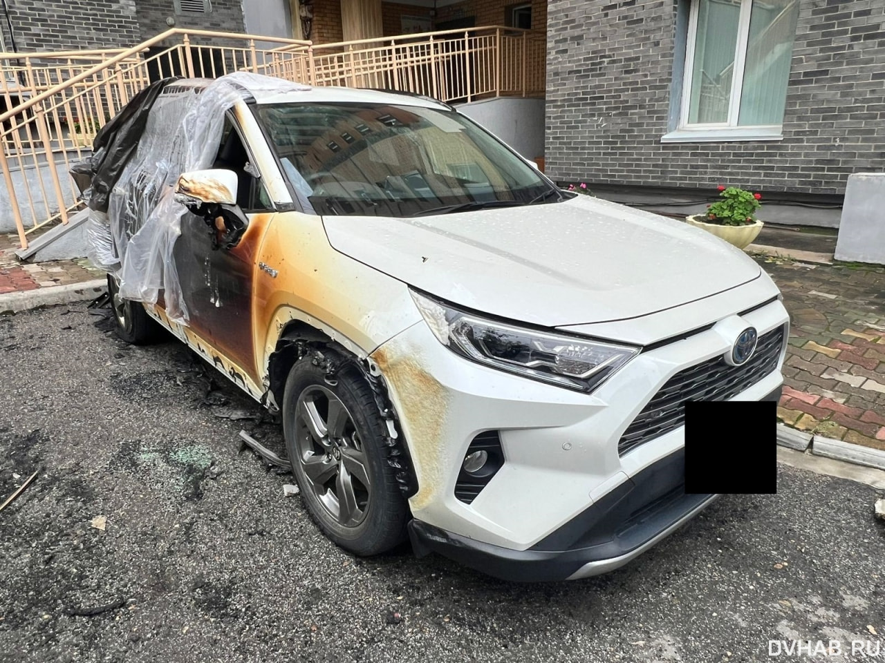 Lexus RX сжег неизвестный во дворе дома на Уссурийском бульваре (ФОТО) —  Новости Хабаровска