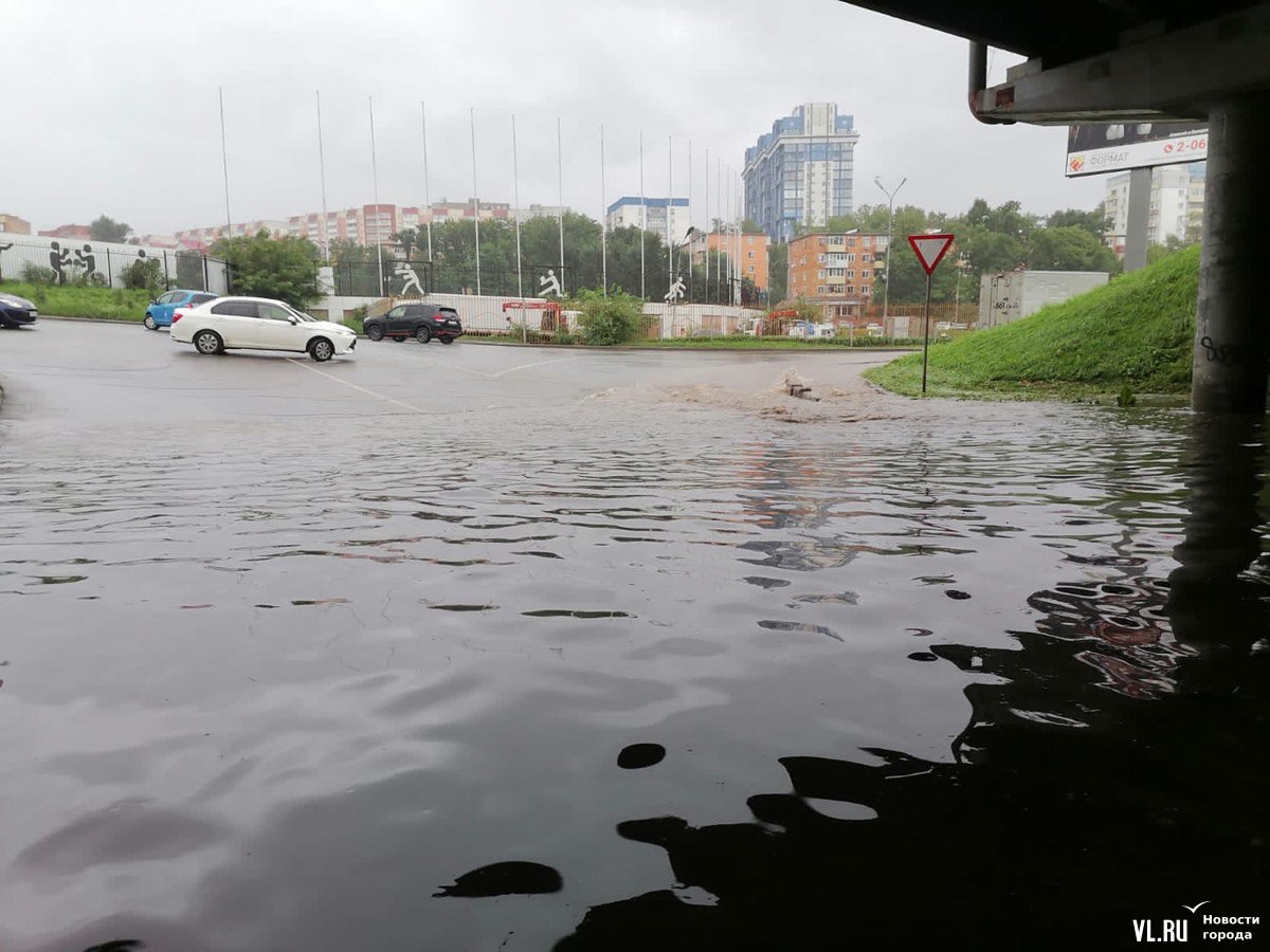 Ливень во Владивостоке оставил после себя разбитые и затопленные дороги  (ФОТО; ВИДЕО) – Новости Владивостока на VL.ru