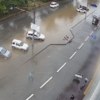 В районе ТЦ "Берёзка" утонули машины у бордюра — newsvl.ru