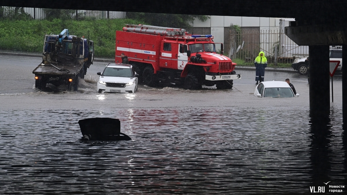 Потоки воды сносят людей, трамваи остановлены: ливень топит Владивосток  (ФОТО) — Новости Хабаровска