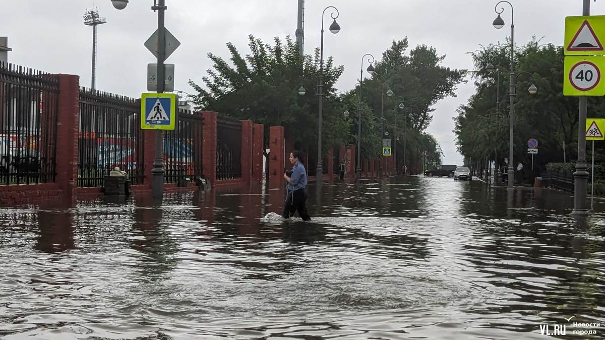 Владивосток больше не впитывает воду: упавшие на город дожди превращаются в  реки, озёра, фонтаны и водопады (ФОТО; ВИДЕО) – Новости Владивостока на  VL.ru