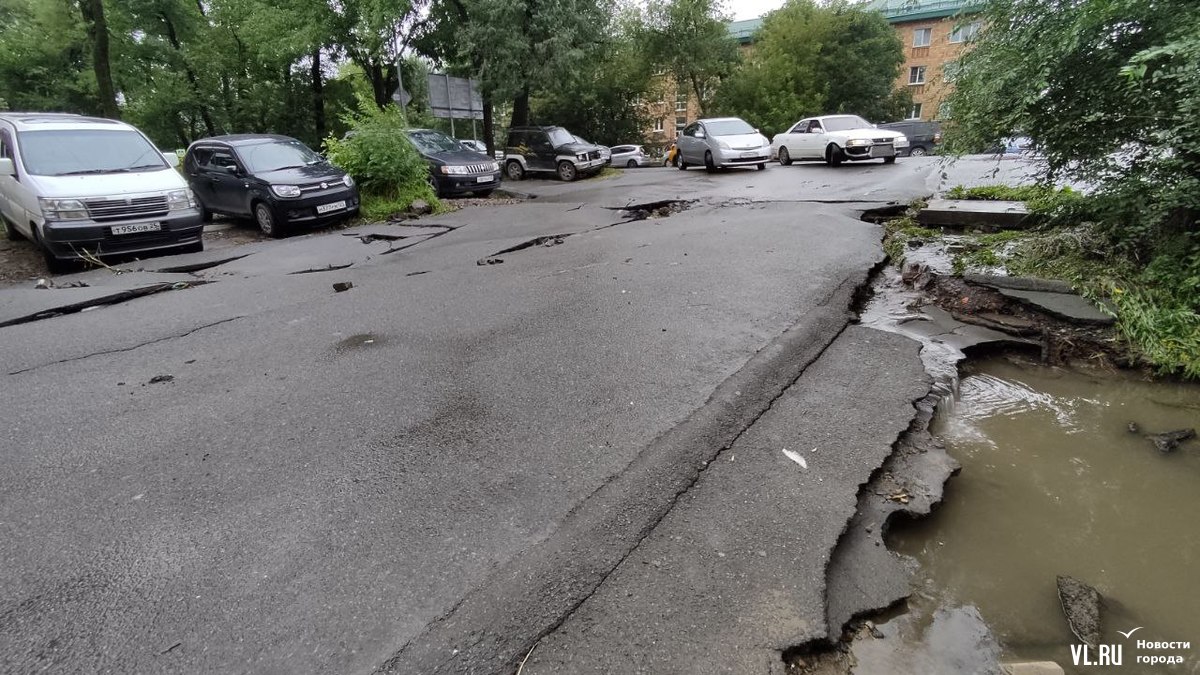 На Фадеева утонули дворы, машины, вода вошла в дома и детсады, люди  передвигаются на надувных матрасах (ФОТО; ВИДЕО) – Новости Владивостока на  VL.ru