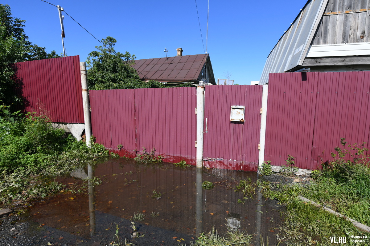 В пригороде Владивостока отступает большая вода – подтопленцы сушат вещи,  ждут компенсации и зовут прокурора на водохранилище (ФОТО) – Новости  Владивостока на VL.ru