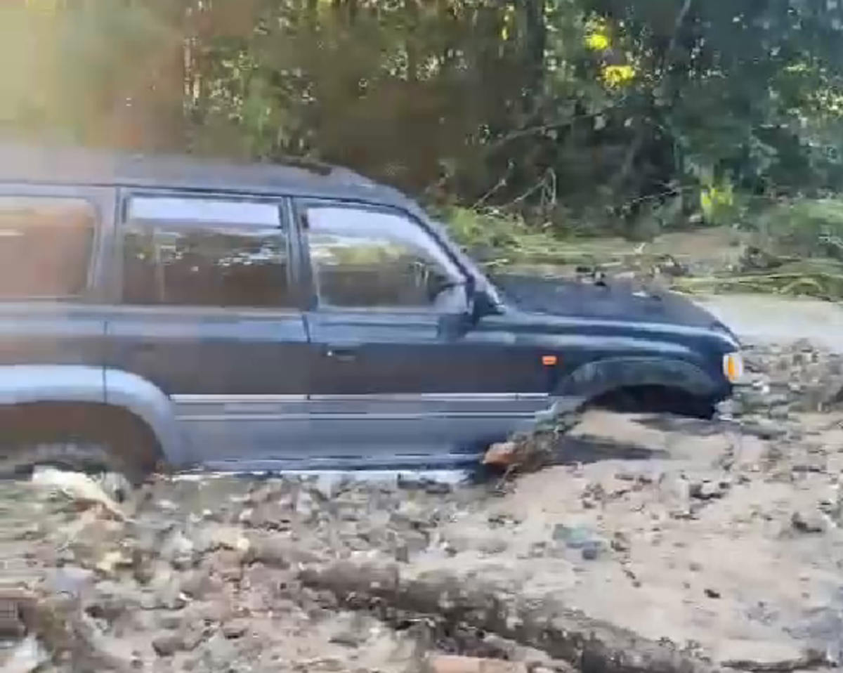 В Лазовском районе ливни размыли до 3 км дороги, утонули Toyota Hiace и  Land Cruiser 80 (ВИДЕО) – Новости Владивостока на VL.ru