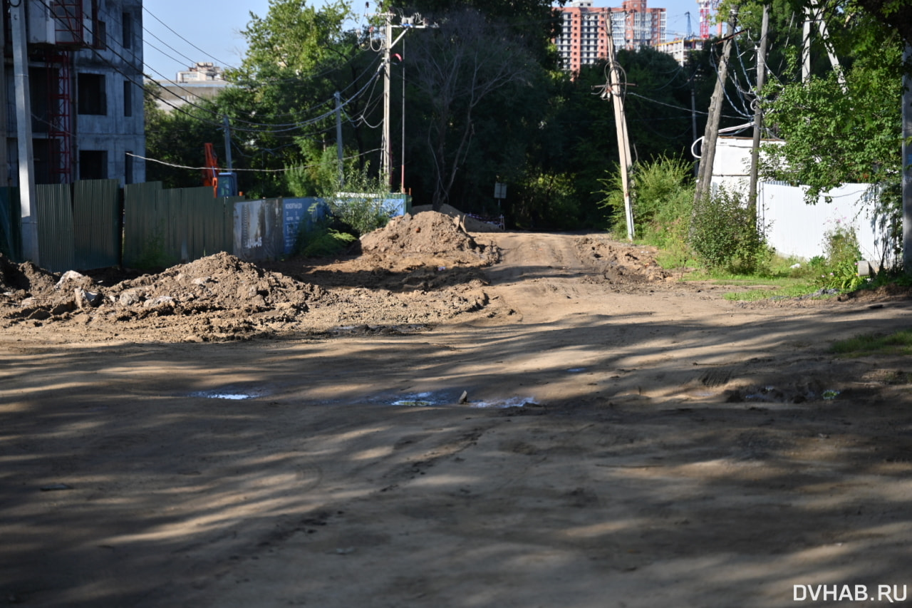 По колено в грязи бредут жители Литейной из-за высотки по соседству (ФОТО)  — Новости Хабаровска