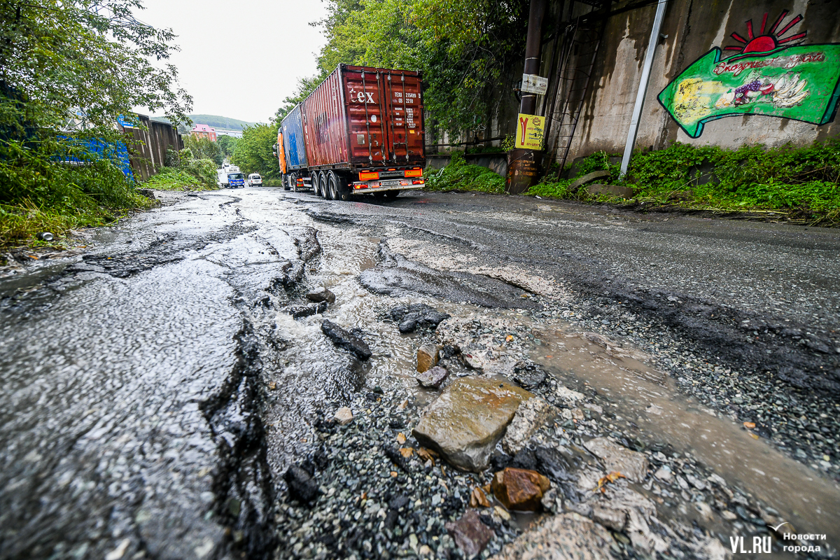 На Фадеева во Владивостоке смыло полдороги к Росбакалее (ФОТО) – Новости  Владивостока на VL.ru