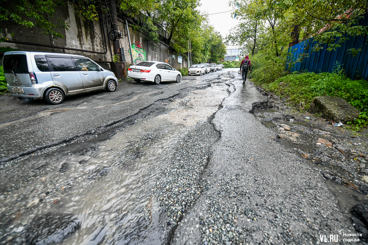 На Фадеева во Владивостоке смыло полдороги к Росбакалее (ФОТО) – Новости  Владивостока на VL.ru