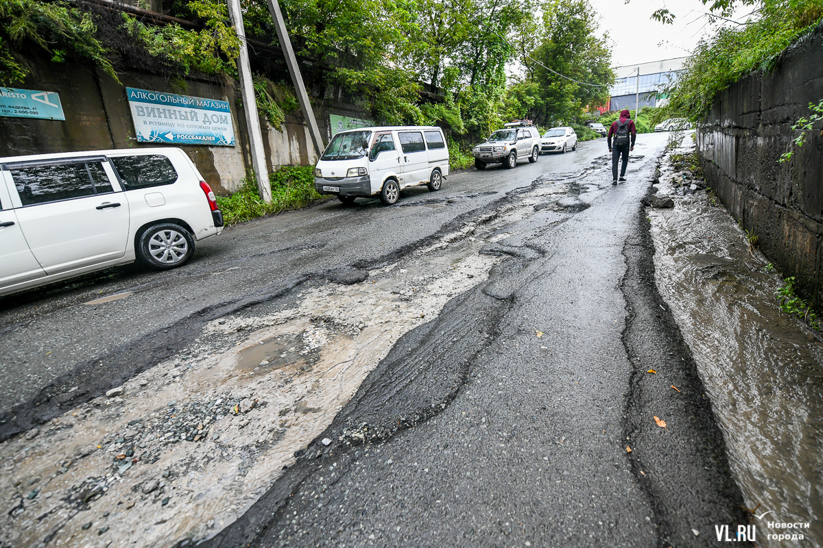 На Фадеева во Владивостоке смыло полдороги к Росбакалее (ФОТО) – Новости  Владивостока на VL.ru