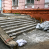 Рабочие уже заменили лестницу из 8 ступеней ко второму подъезду — newsvl.ru