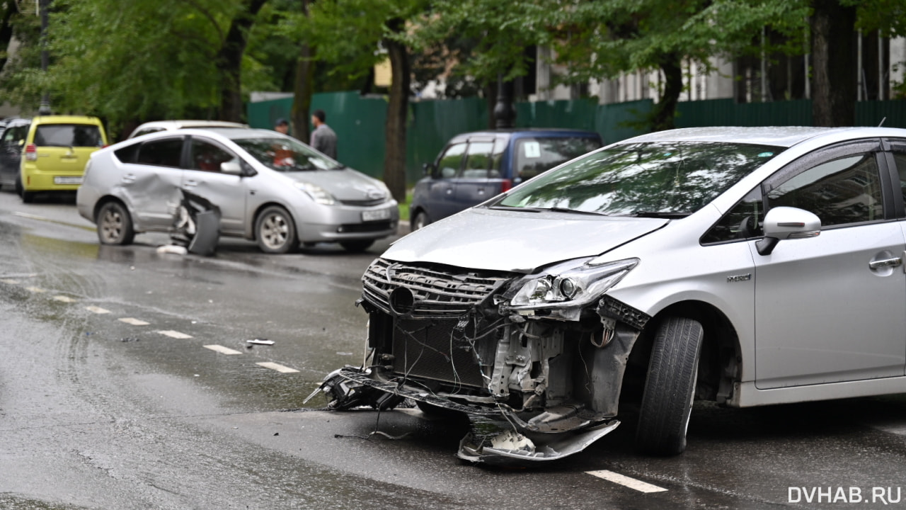 Образовалась пробка: две Toyota Prius и кей-кар столкнулись на Пушкина  (ФОТО) — Новости Хабаровска