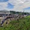 Сотни людей собрались на причале в Зарубино в ожидании эвакуационных кораблей — newsvl.ru
