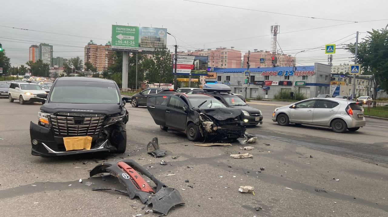 Водитель и пассажир Toyota Alphard пострадали в ДТП на Волочаевской —  Новости Хабаровска