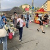 Школьники покупают цветы по дороге на линейку — newsvl.ru