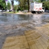 Мутная вода в некоторых местах заходит на тротуар — newsvl.ru