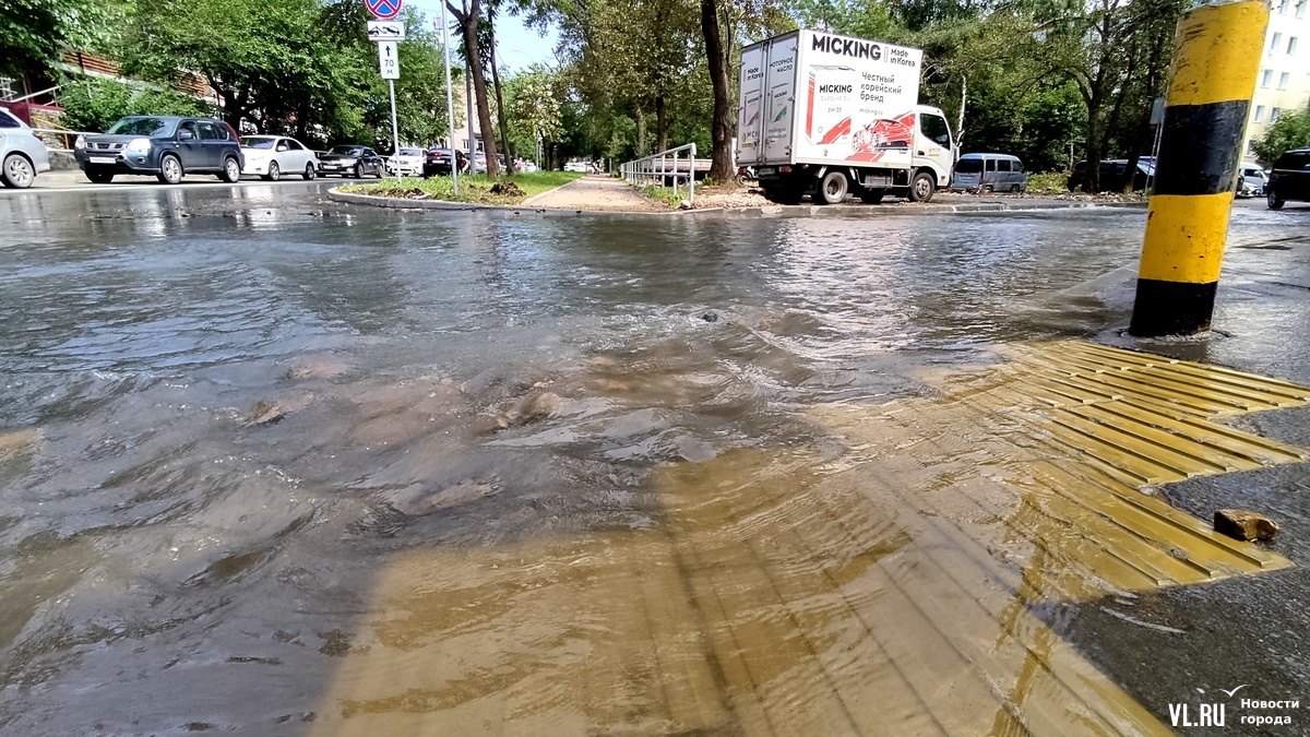 По Давыдова и Русской во Владивостоке продолжает стекать бурный поток воды  после недавнего потопа (ФОТО; ВИДЕО) – Новости Владивостока на VL.ru