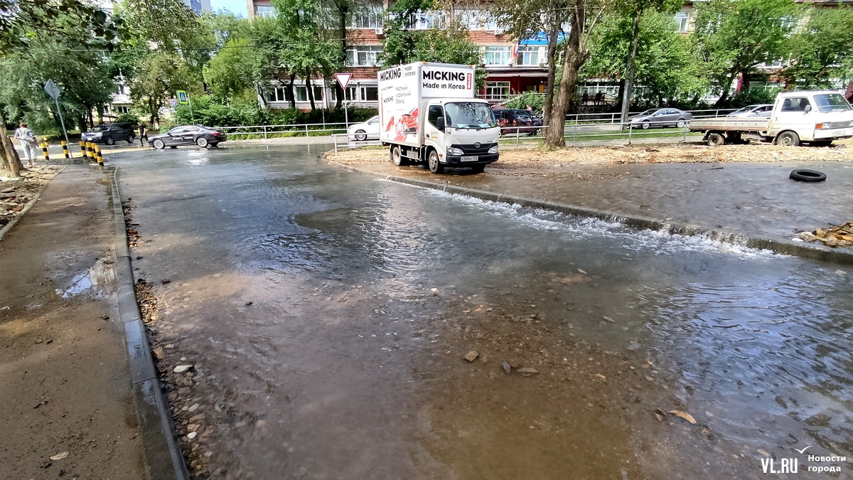 По Давыдова и Русской во Владивостоке продолжает стекать бурный поток воды  после недавнего потопа (ФОТО; ВИДЕО) – Новости Владивостока на VL.ru