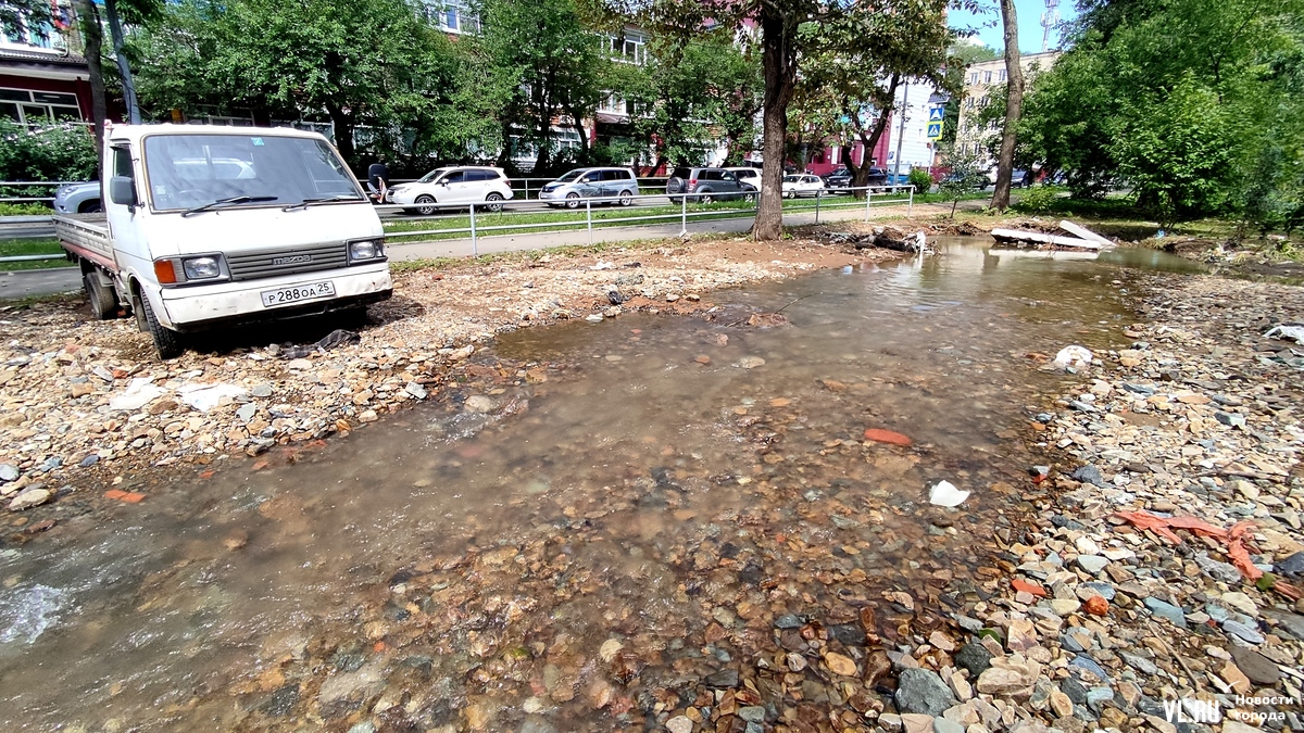 По Давыдова и Русской во Владивостоке продолжает стекать бурный поток воды  после недавнего потопа (ФОТО; ВИДЕО) – Новости Владивостока на VL.ru