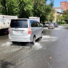 Машины едут по воде на Давыдова — newsvl.ru