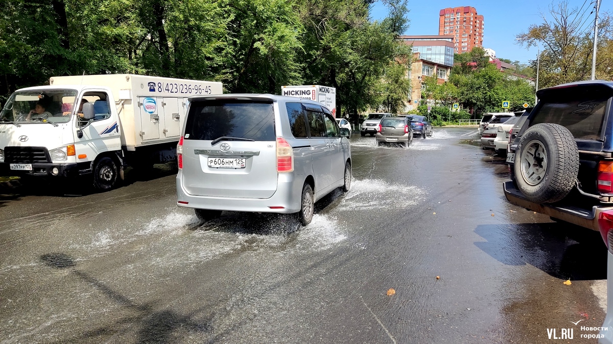 По Давыдова и Русской во Владивостоке продолжает стекать бурный поток воды  после недавнего потопа (ФОТО; ВИДЕО) – Новости Владивостока на VL.ru