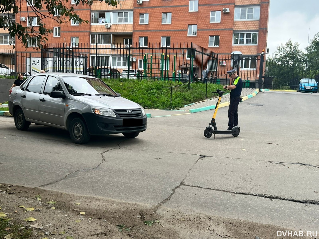 Бросила самокат и сбежала женщина после ДТП с Lada Granta (ФОТО) — Новости  Хабаровска