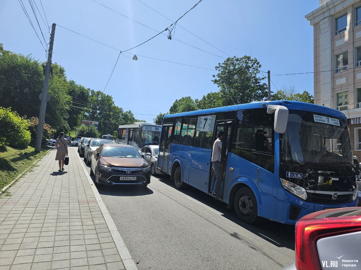 В районе «Дальпресса» Nissan Bluebird зажало между двумя автобусами (ФОТО)  – Новости Владивостока на VL.ru