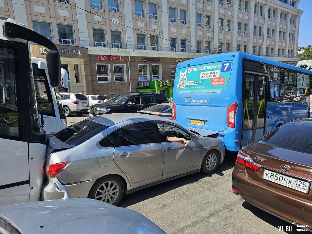 В районе «Дальпресса» Nissan Bluebird зажало между двумя автобусами (ФОТО)  – Новости Владивостока на VL.ru