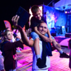 Люди подпевали песни и танцевали под музыку  — newsvl.ru