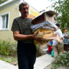 Покрывала и постельное бельё охотно разбирают – дома после наводнения ещё сырые — newsvl.ru