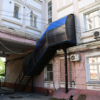 Непонятная пристройка. На первом этаже несколько магазинчиков, но все они с наружной стороны дома  — newsvl.ru