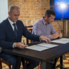 Игорь Тонковидов и главный хранитель музея Максим Якупов подписали соглашение — newsvl.ru