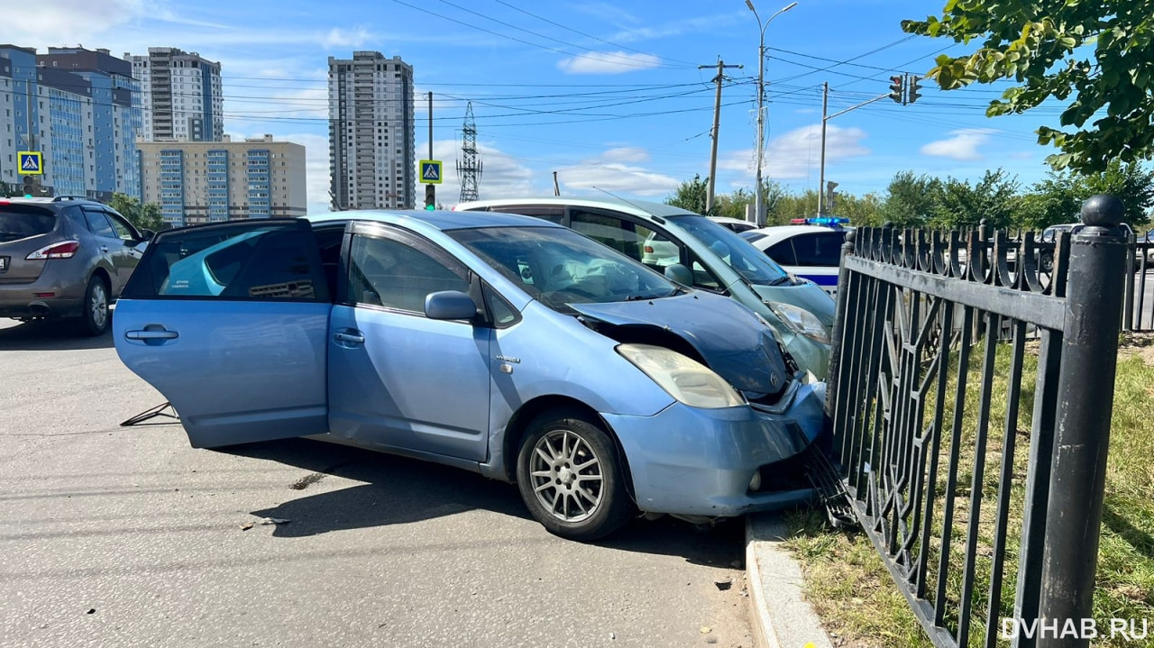 Daihatsu и Prius столкнулись на Павла Морозова (ФОТО) — Новости Хабаровска