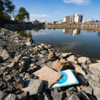 Рядом с озером лежит мусор  — newsvl.ru