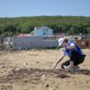 За берегом следят, но мусора и водорослей всё равно много. Фото: Дальрыбвтуз — newsvl.ru