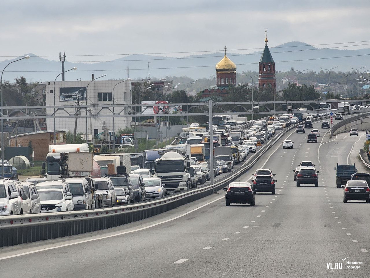 Из-за визита Ким Чен Ына в пригороде и во Владивостоке возникали дорожные  заторы – утром люди не могли доехать в аэропорт (ФОТО) – Новости  Владивостока на VL.ru