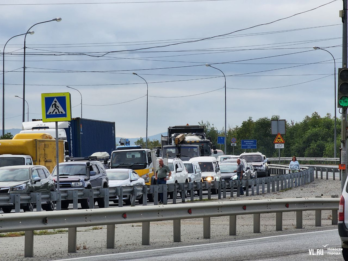 Из-за визита Ким Чен Ына в пригороде и во Владивостоке возникали дорожные  заторы – утром люди не могли доехать в аэропорт (ФОТО) – Новости  Владивостока на VL.ru