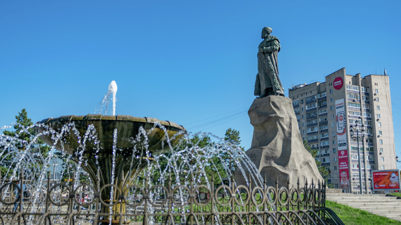 памятник хабарову в хабаровске на вокзале