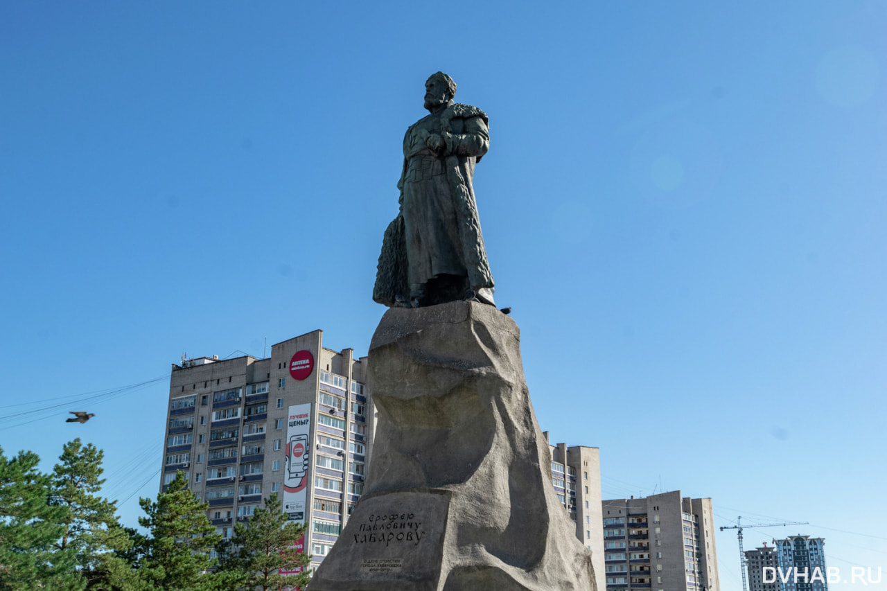 памятник хабарову в хабаровске на вокзале