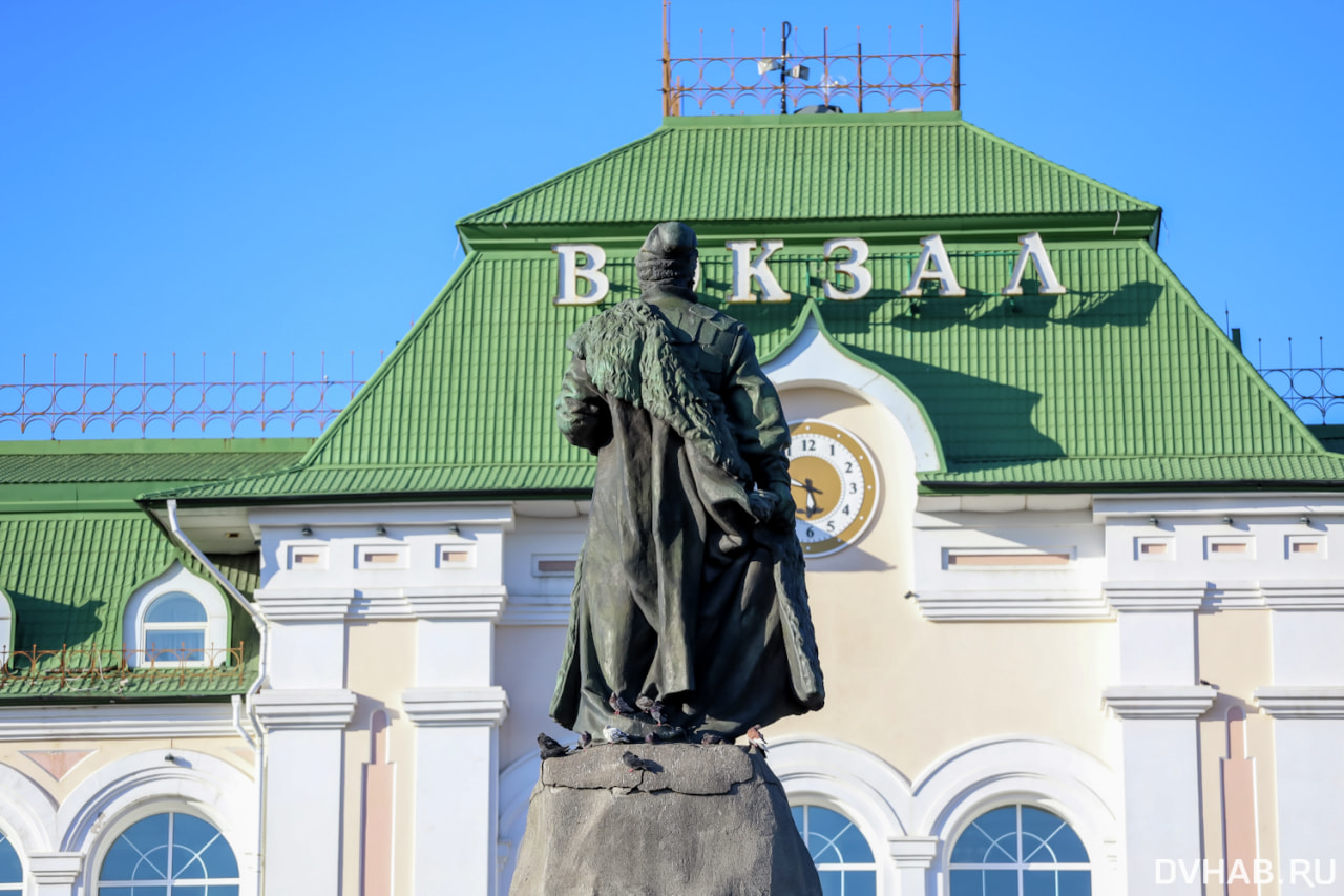 памятник хабарову в хабаровске на вокзале