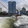 Спортсмен стартует из воды, набирая скорость… — newsvl.ru