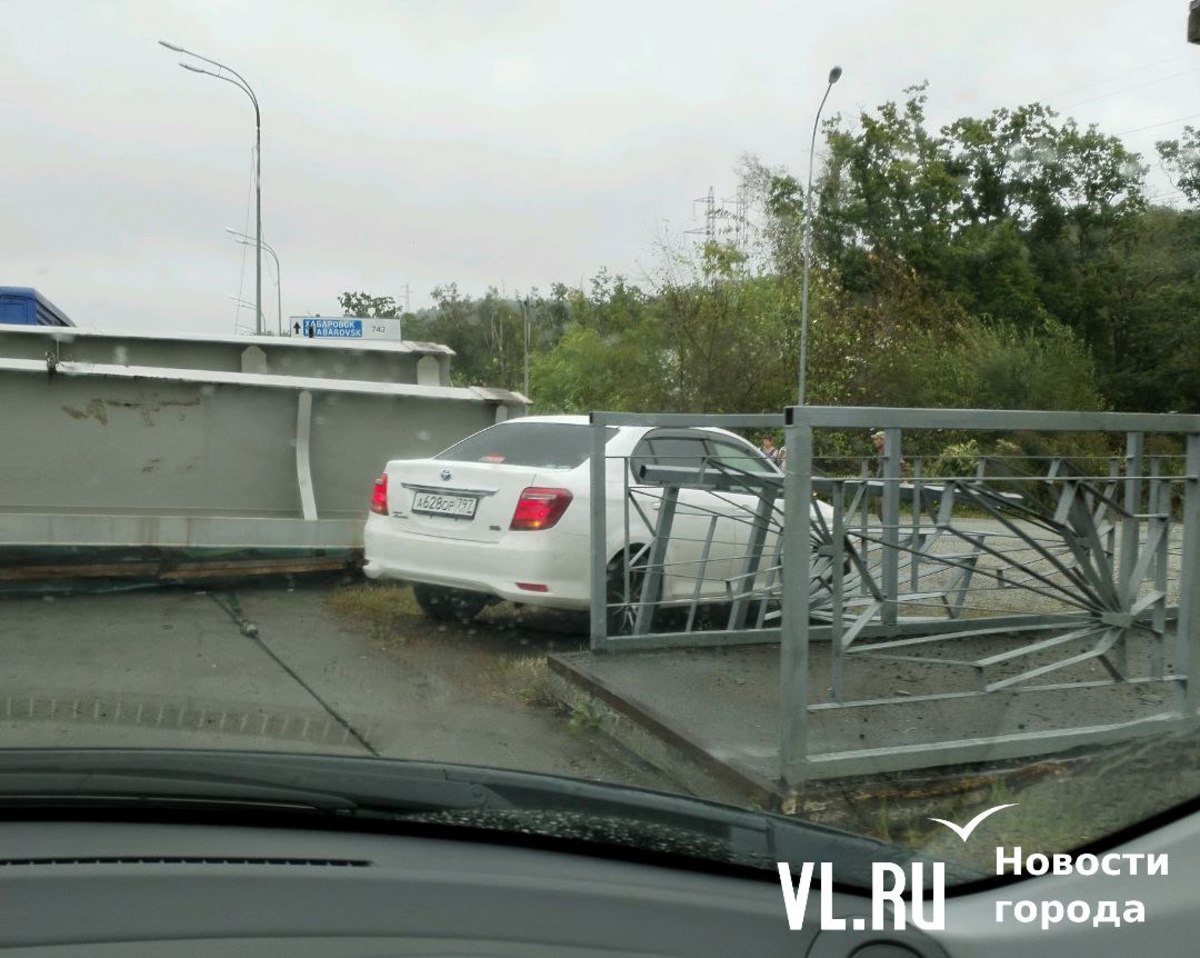 Виадук в пригороде Владивостока рухнул на трассу из-за поднятого кузова  самосвала (ФОТО; ВИДЕО) – Новости Владивостока на VL.ru