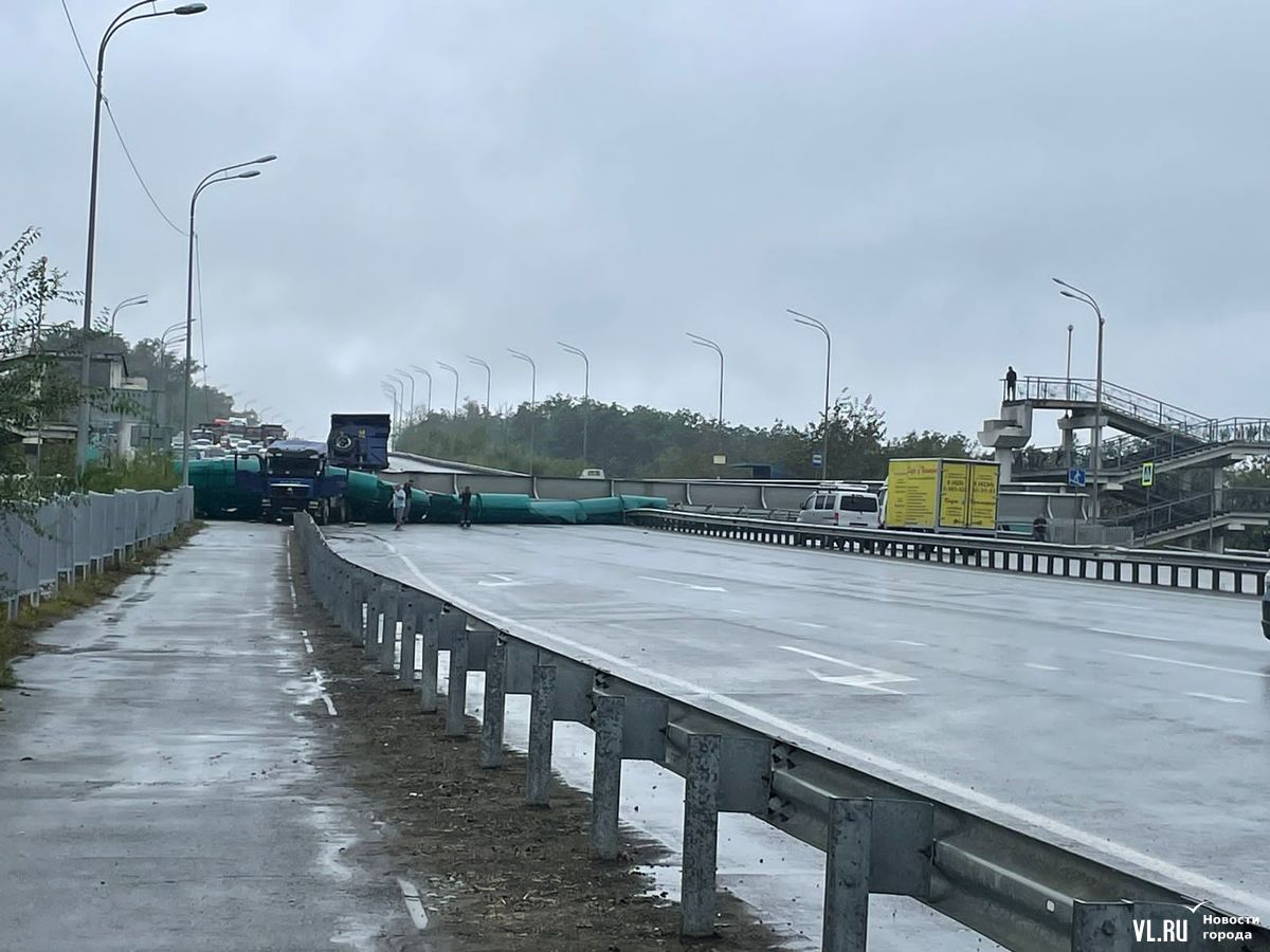 Виадук в пригороде Владивостока рухнул на трассу из-за поднятого кузова  самосвала (ФОТО; ВИДЕО) – Новости Владивостока на VL.ru