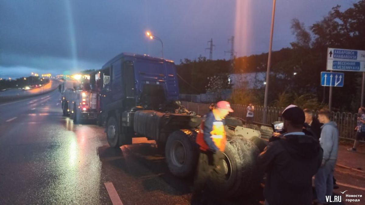 Виадук в пригороде Владивостока рухнул на трассу из-за поднятого кузова  самосвала (ФОТО; ВИДЕО) – Новости Владивостока на VL.ru