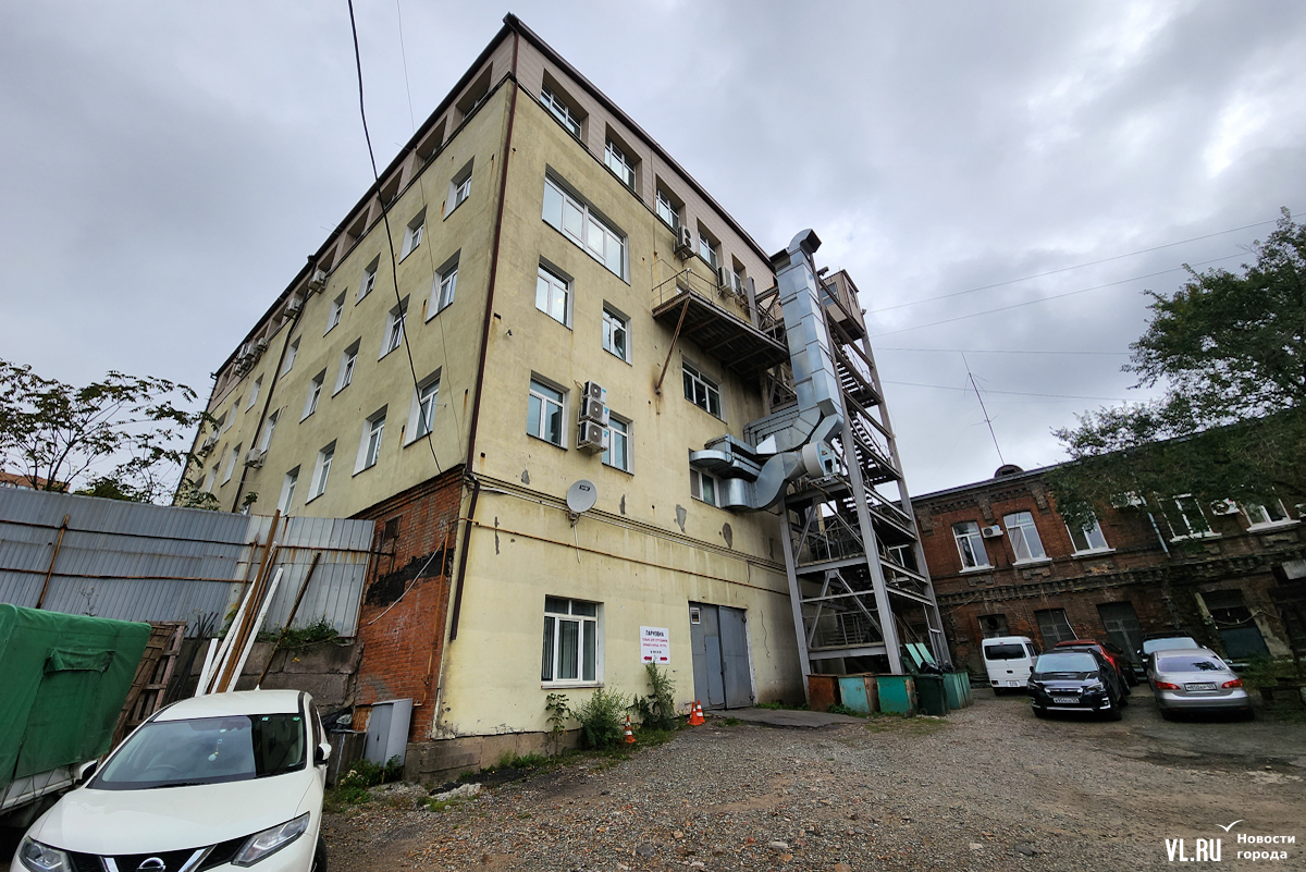 Прокуратура закрывает во Владивостоке не введённое в эксплуатацию здание на  Дальзаводе, где находятся «Руки Вверх бар» и стриптиз-бар «Естествознание»  – Новости Владивостока на VL.ru