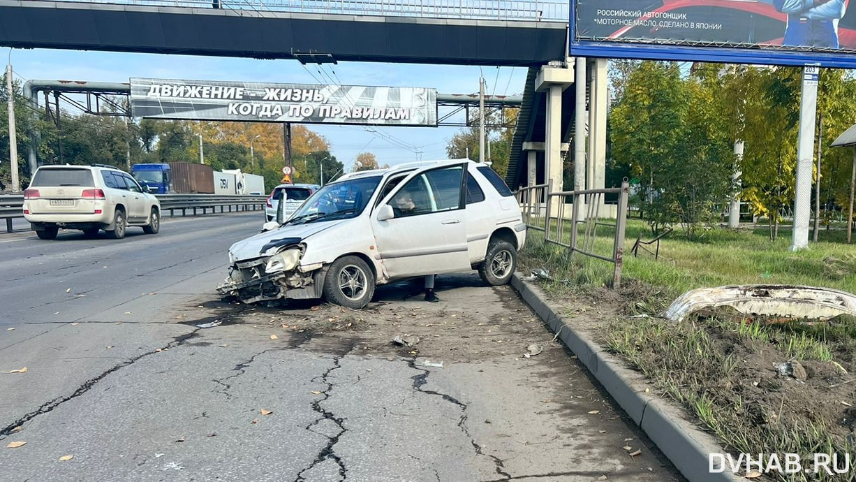 Вырвало привод: Toyota Raum протаранил ограждение на проспекте (ФОТО) —  Новости Хабаровска