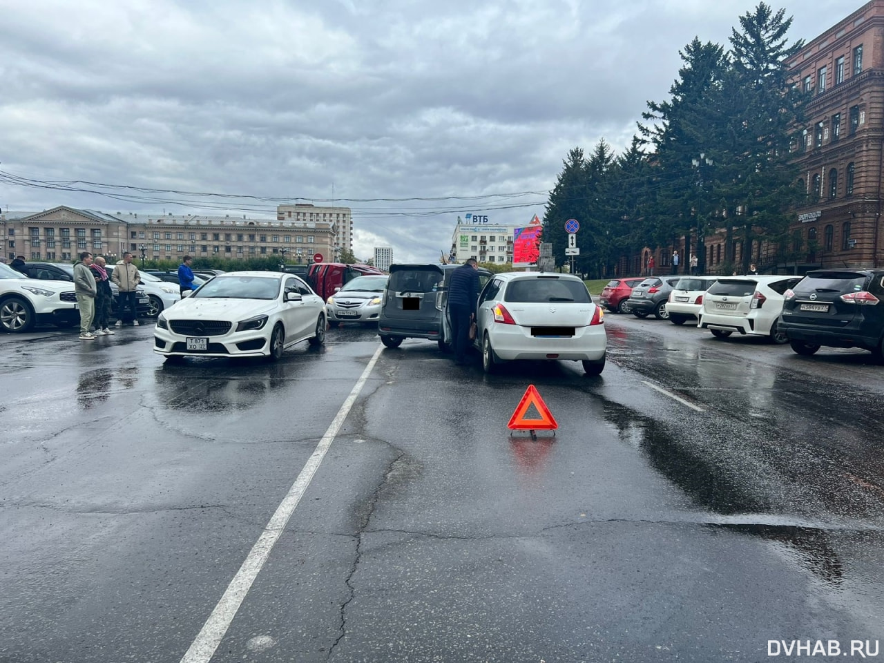 Китайский автомобиль за 3 миллиона перевернулся на площади Ленина (ФОТО) —  Новости Хабаровска