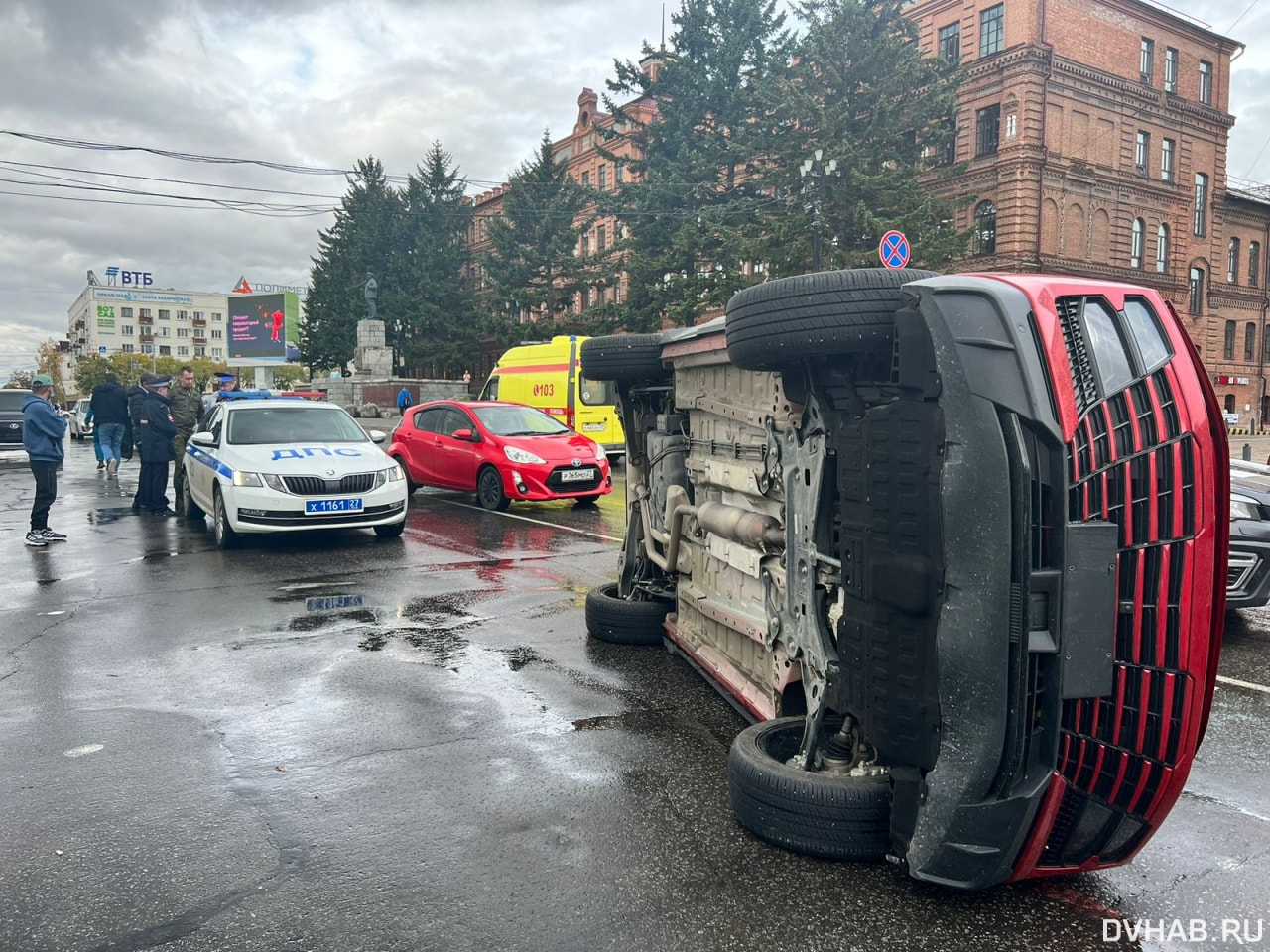 Китайский автомобиль за 3 миллиона перевернулся на площади Ленина (ФОТО) —  Новости Хабаровска