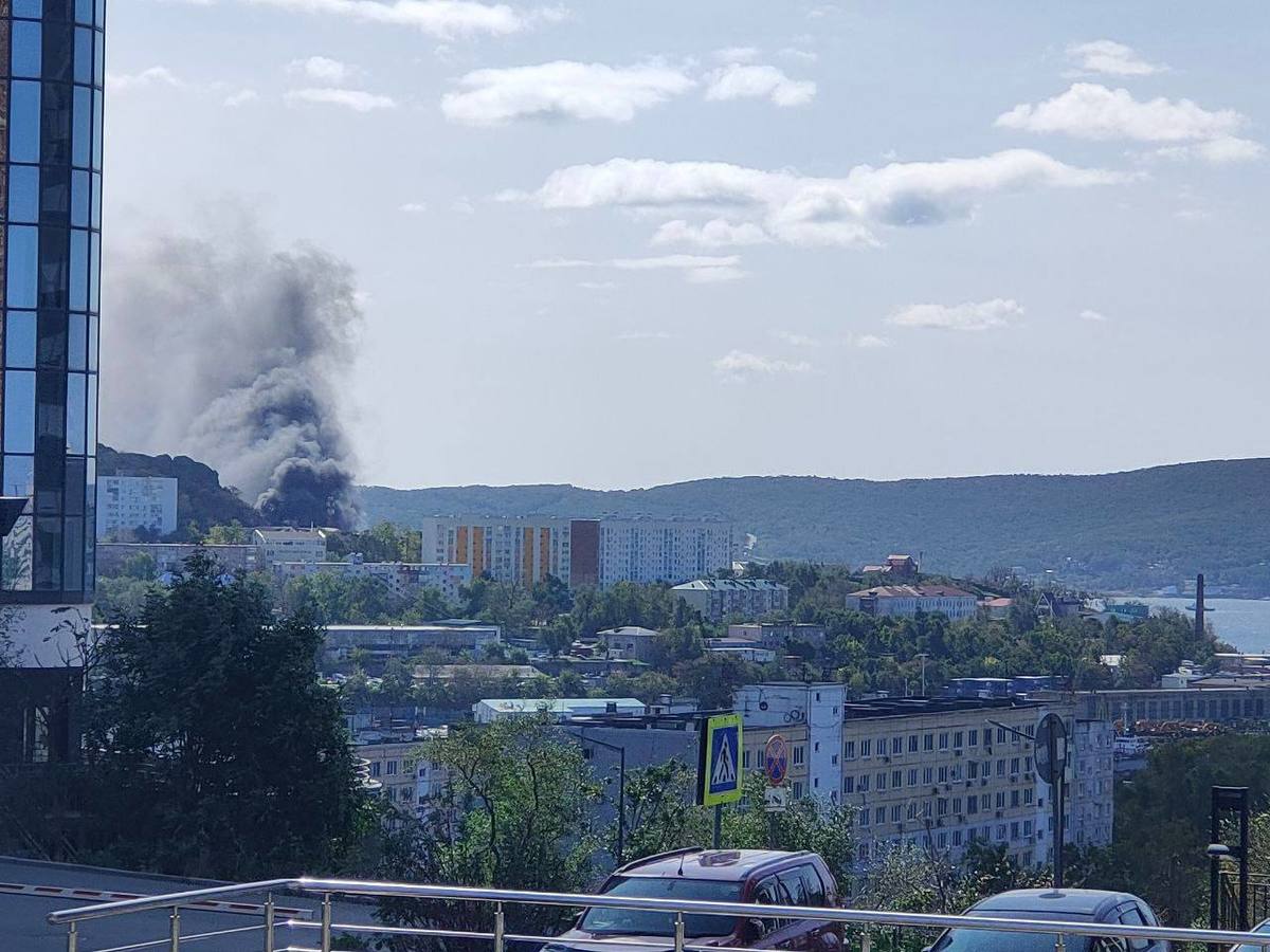 На Змеинке загорелась авторазборка – огонь охватил 80 квадратных метров  (ФОТО; ВИДЕО) – Новости Владивостока на VL.ru